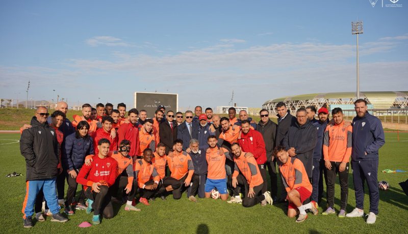 والي وهران يزور تدريبات مولودية وهران ويحفز اللاعبين