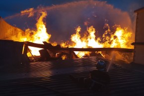 إجلاء 22 شخصا إثر اندلاع حريق بمستودع للخشب في البليدة