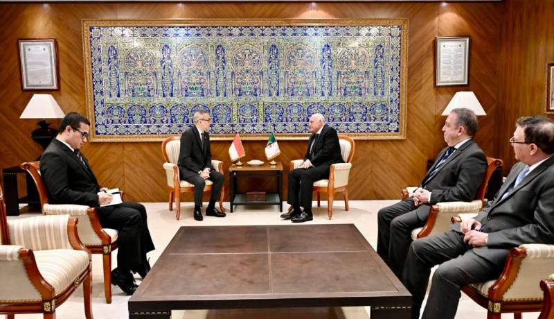 السفير الأندونيسي يؤدي زيارة وداع لعطاف