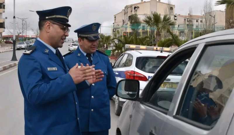 شرطة تيسمسيلت تكثّف الحملات التحسيسية لتعزيز السلامة المرورية