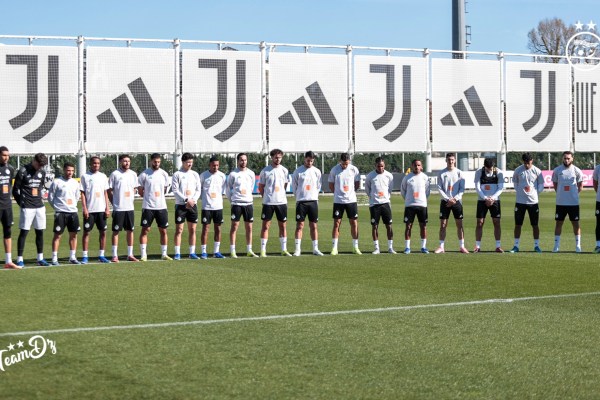 بعثة “الخضر” تقف دقيقة صمت ترحّمًا على رئيس الجمهورية الأسبق الراحل اليامين زروال