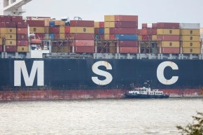 شركة إم إس سي تطلب من سفنها في الخليج التوجه لملاذ آمن