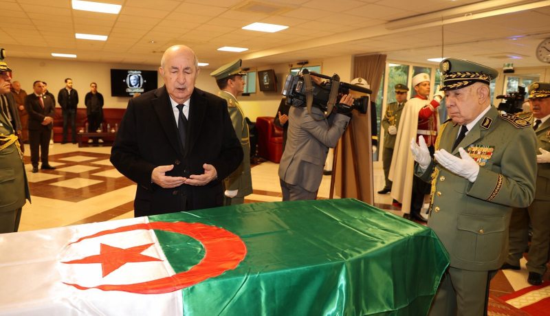 الرئيس تبون يلقي النظرة الأخيرة على جثمان المجاهد اليامين زروال