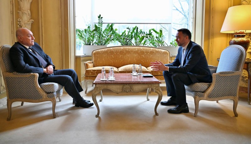 عطاف يبحث مع نظيره البلجيكي تعزيز التعاون ويوقع اتفاقين ببروكسل