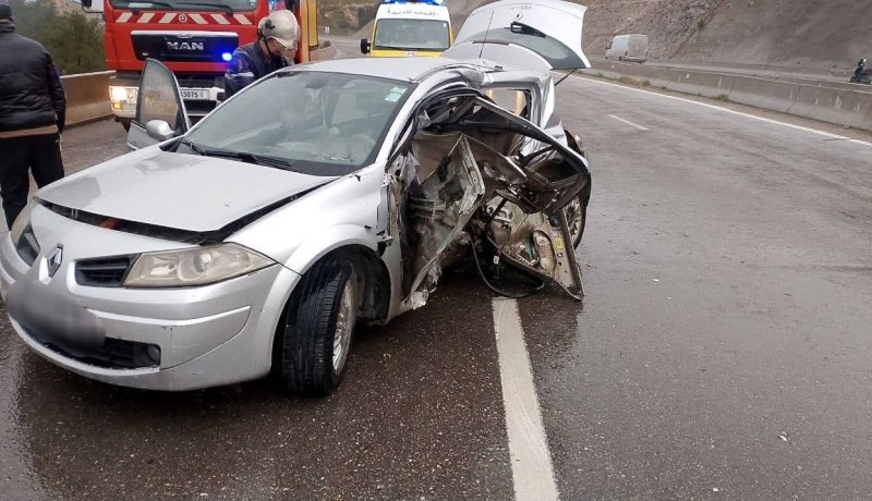 وفاة شخص في حادث اصطدام بين سيارة وشاحنة بالمدية