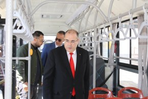 العاصمة تستقبل 100 حافلة جديدة وحافلتين كهربائيتين لتعزيز النقل الحضري