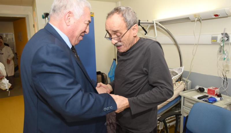 وزير المجاهدين يطمئن على نجل الشهيد مصطفى بن بولعيد