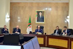 الوزير الأول يترأس اجتماع مجلس وزاري مشترك