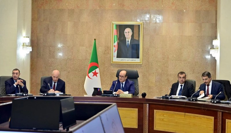 الوزير الأول يترأس اجتماع مجلس وزاري مشترك