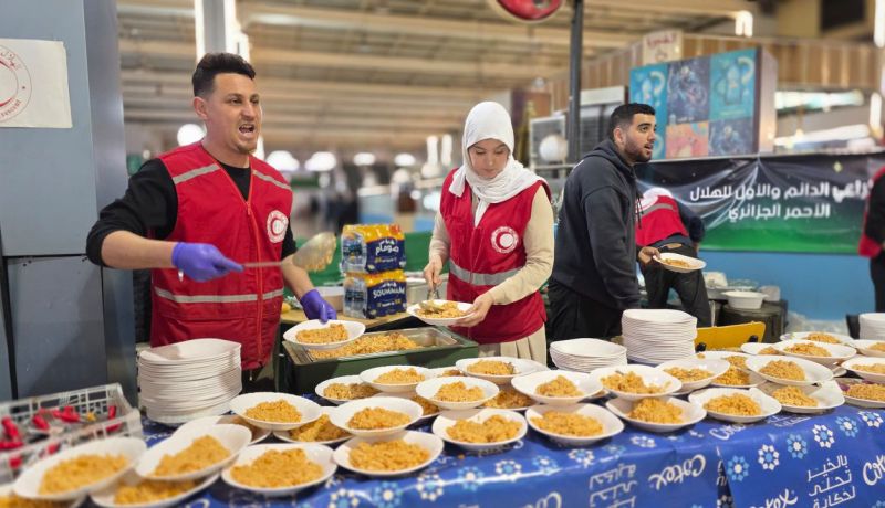الهلال الأحمر الجزائري يوزع وجبات إفطار على أكثر من 5000 صائم بالخروبة