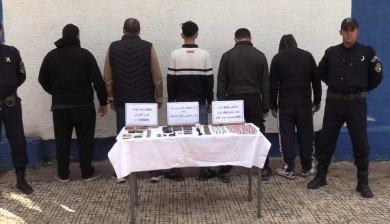 أمن السحاولة يوقف شخصين إعتديا على مواطن بسلاح للسطو على مركبته   