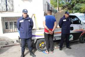 توقيف مشتبه فيه متلبس بسرقة 105 بالوعات من سكة ترامواي