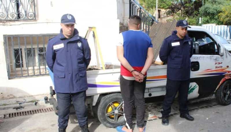 توقيف مشتبه فيه متلبس بسرقة 105 بالوعات من سكة ترامواي