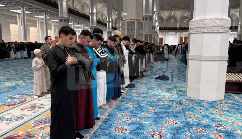 الجزائريون يؤدون صلاة عيد الفطر عبر مساجد الوطن