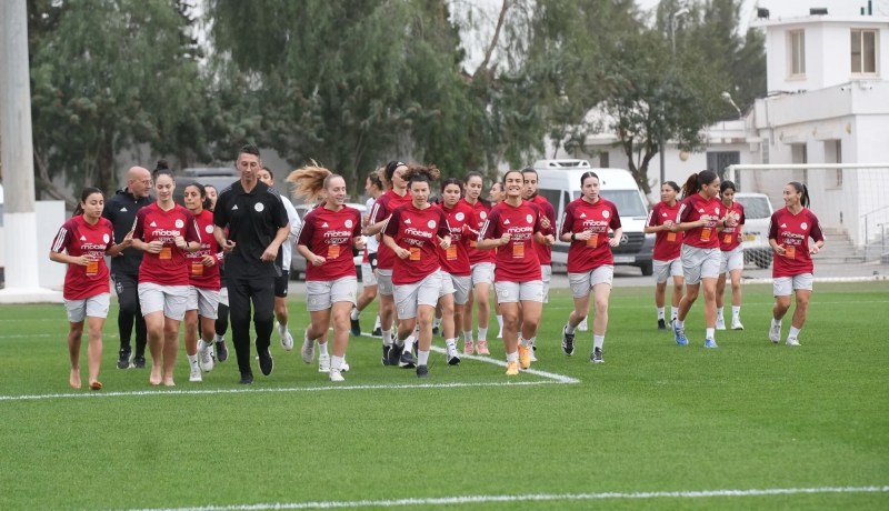 بالصور.. المنتخب الوطني للسيدات يستنأنف تدريباته بمركز سيدي موسى