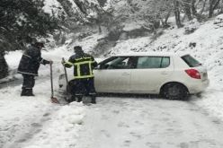 بسبب الثلوج.. إخراج 8 مركبات وإنقاذ 10 أشخاص في تيزي وزو وسطيف 