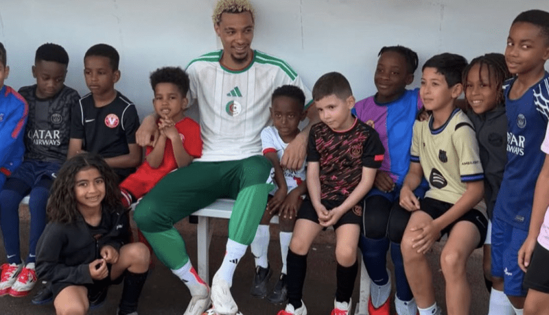 نجم ليفربول يصنع الحدث بقميص المنتخب الجزائري