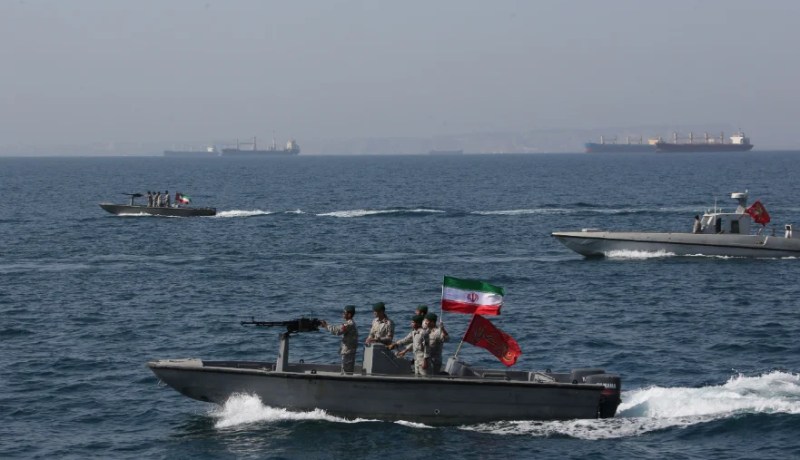 البحرية الإيرانية تطلق موجة مكثفة من الهجمات بالمسيّرات على القوات الأمريكية