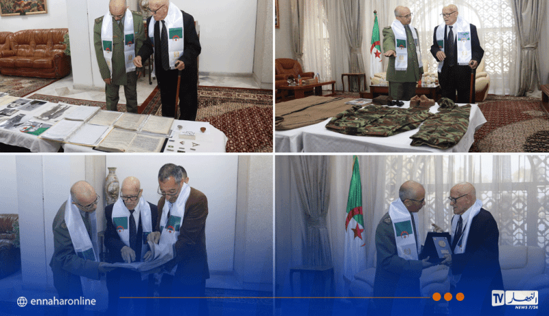 نجل المجاهد المرحوم العقيد أكلي محند أولحاج يسلم أغراضا ثورية نادرة لمتحف الجيش