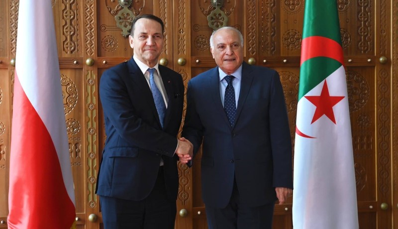 عطاف يستقبل نائب رئيس الوزراء ووزير الشؤون الخارجية لبولندا