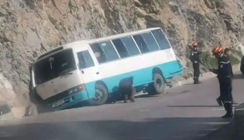 البويرة.. قتيل وجريحان في انحراف حافلة واصطدامها بحافلة لنقل المسافرين