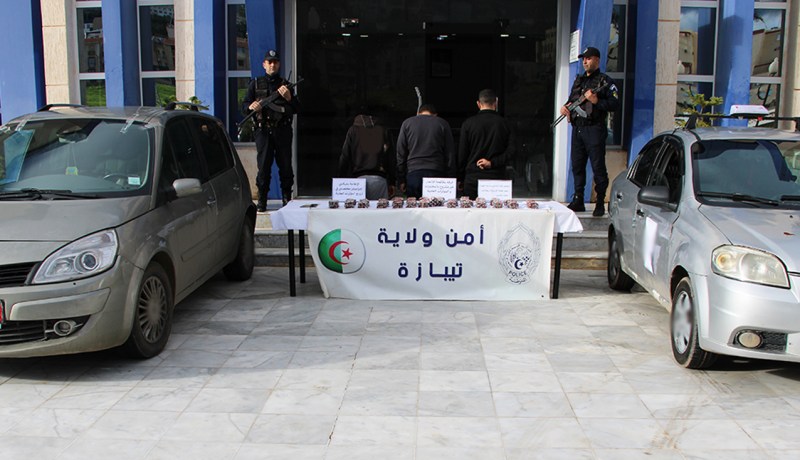 توقيف 3 أشخاص وحجز 7200 كبسولة “صاروخ” بتيبازة