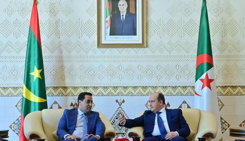 الوزير الأول الموريتاني يضع اكليلا من الزهور بمقام الشهيد في العاصمة