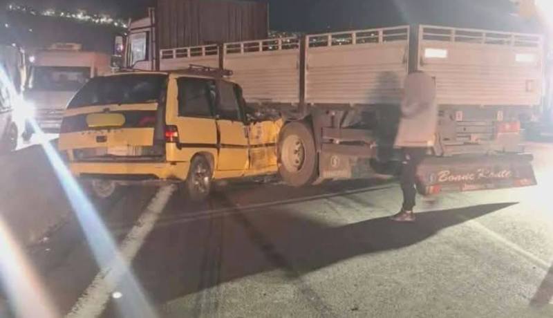 البويرة.. 4 جرحى في اصطدام بين شاحنتين وسيارة بالأخضرية