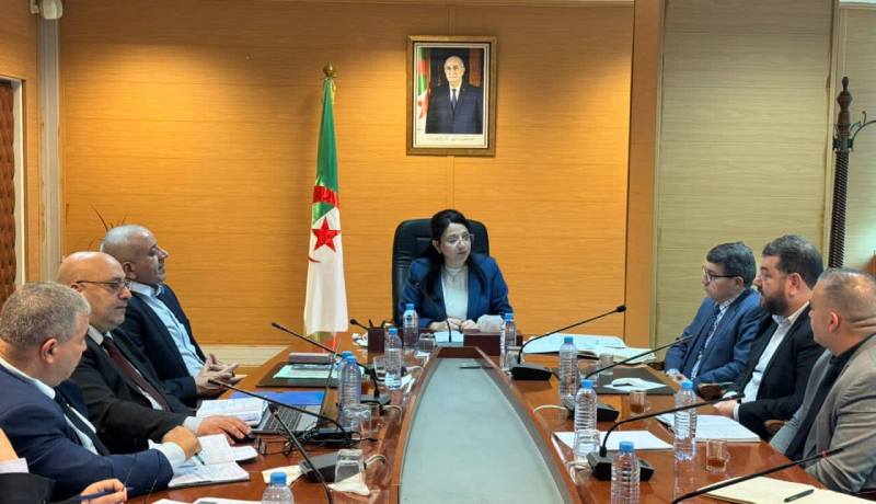 آمال عبد اللطيف تجتمع مع ممثلي أصحاب المقاهي والحماصين