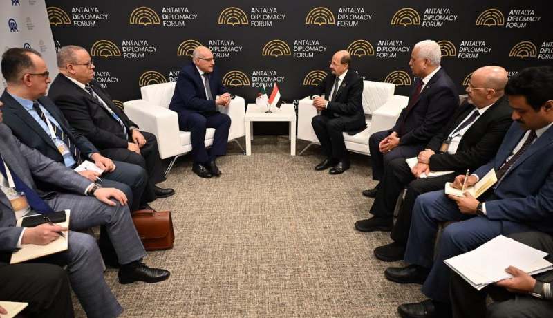 من أنطاليا.. عطاف والزنداني يبحثان تطورات الأزمة اليمنية وآفاق الحل