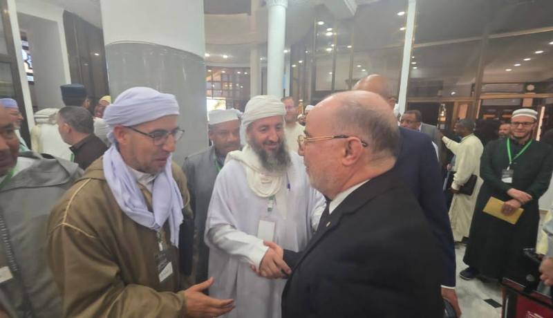 وزير الشؤون الدينية يلتقي الأئمة وشيوخ الزوايا أعضاء بعثة الحج