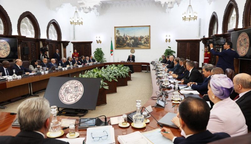 رئيس الجمهورية يوجه بدراسة استحداث كتابة دولة للطاقات المتجددة ويشيد بسونلغاز