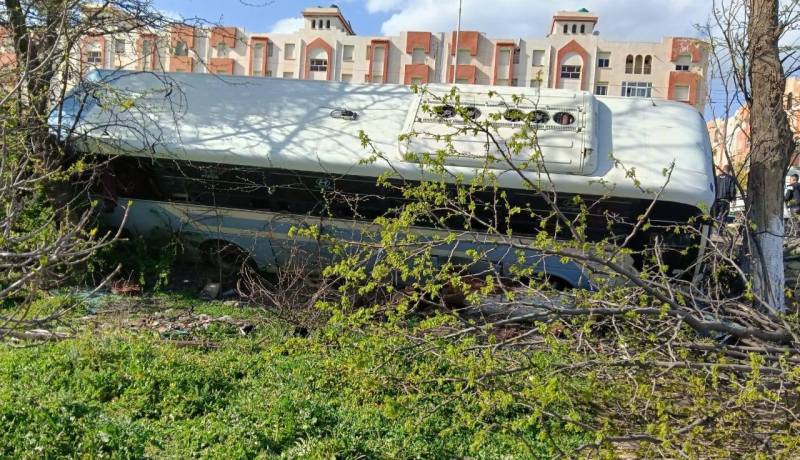 سطيف.. انحراف حافلة للنقل الجامعي يخلف إصابة طالبة