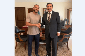 سفير الجزائر بقطر يستقبل ياسين براهيمي ويشيد باحترافيته