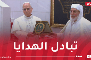البابا ليون يتبادل هدايا رمزية بجامع الجزائر