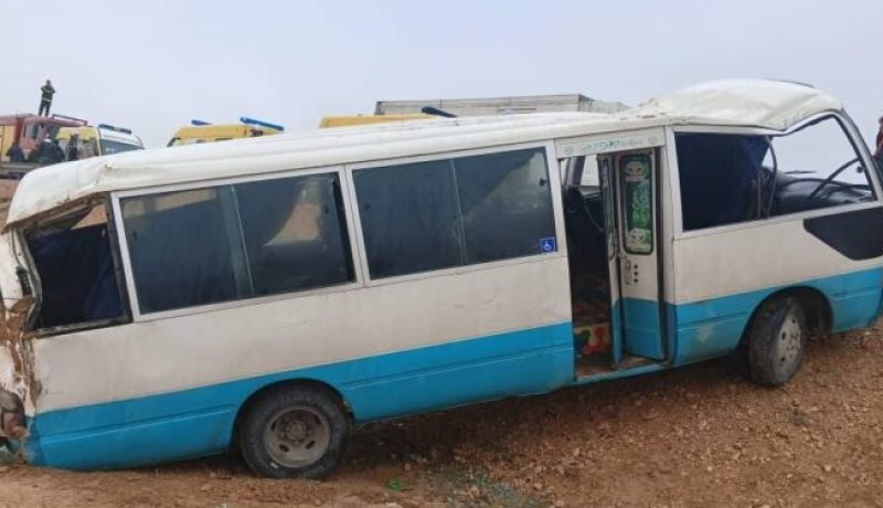 حصيلة أولية.. وفاة رضيع وإصابة شخصين في انحراف سيارة واصطدامها بحافلة لنقل المسافرين بالأغواط