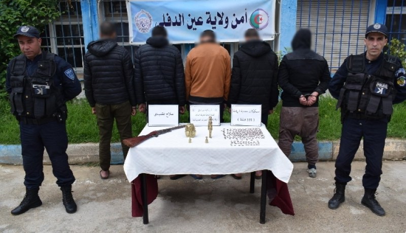 شرطة عين الدفلى تُطيح بـ5 أشخاص وتحجز قطع نقدية أثرية وسلاح ناري