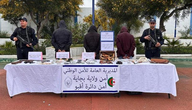 بجاية: إكتشاف ورشة سرية لصناعة الأسلحة النارية والذخيرة وبيعها بأقبو