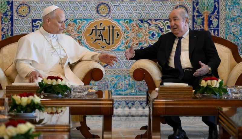 رئيس الجمهورية يُجري محادثات على انفراد مع بابا الفاتيكان بمطار هواري بومدين
