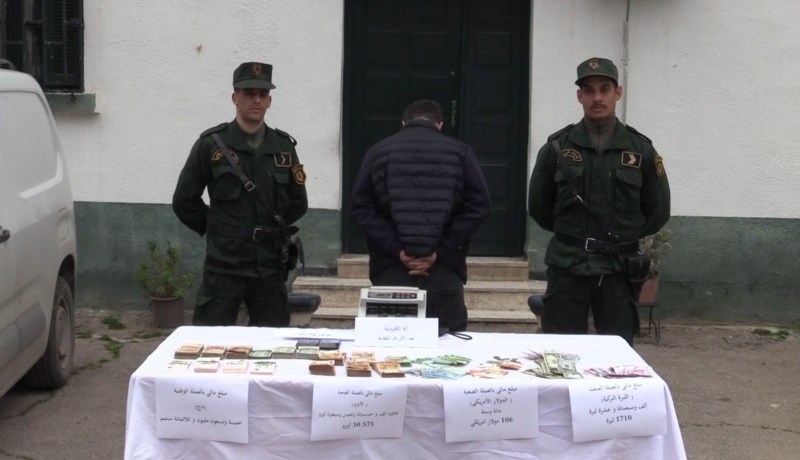 درك قسنطينة يوقف شخصا ويحجز مبالغ معتبرة من العملة الصعبة