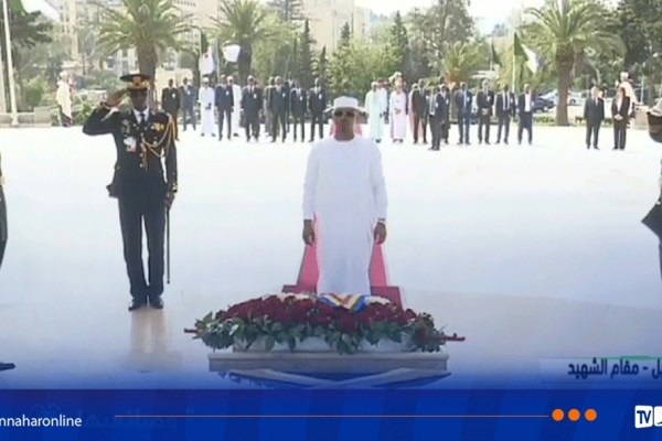 الرئيس التشادي يضع إكليلا من الزهور بمقام الشهيد