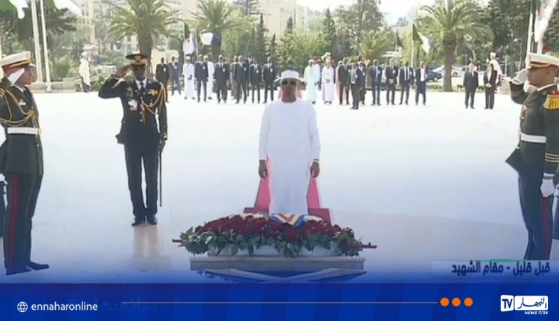 الرئيس التشادي يضع إكليلا من الزهور بمقام الشهيد