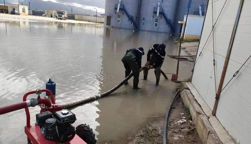 التقلبات الجوية.. إخراج سيارة عالقة وامتصاص مياه الأمطار بهذه الولايات