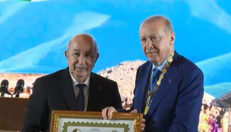 الرئيس تبون يوشّح أردوغان بوسام الاستحقاق الوطني برتبة “أثير”