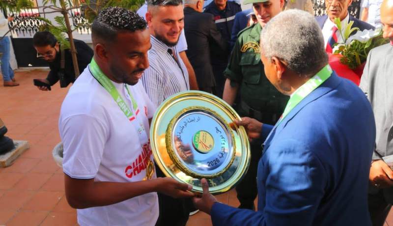بالصور.. والي عين تموشنت يكرّم اللاعبين بعد تحقيق الصعود التاريخي