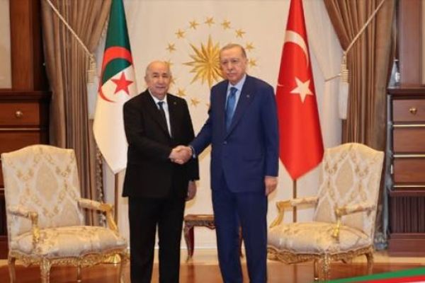 الرئيس تبون يوشّح أردوغان بوسام الاستحقاق الوطني برتبة “أثير”