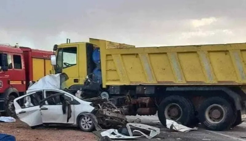 برج بوعريريج.. قتيلان في اصطدام بين سيارة وشاحنة بالمنصورة