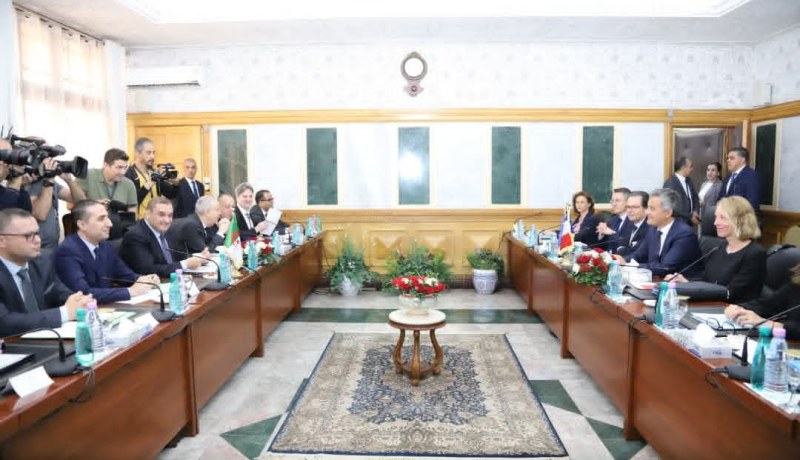 وزير العدل يستضيف نظيره  الفرنسي دارمانان بمقر الوزارة