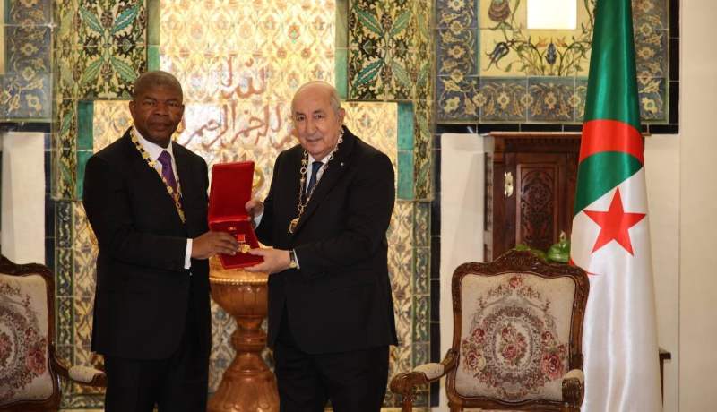 الرئيس تبون ونظيره الأنغولي يتبادلان الأوسمة