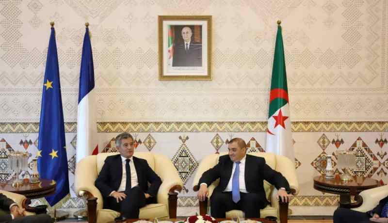 وزير العدل يستقبل نظيره الفرنسي جيرالد دارمانان بمطار هواري بومدين